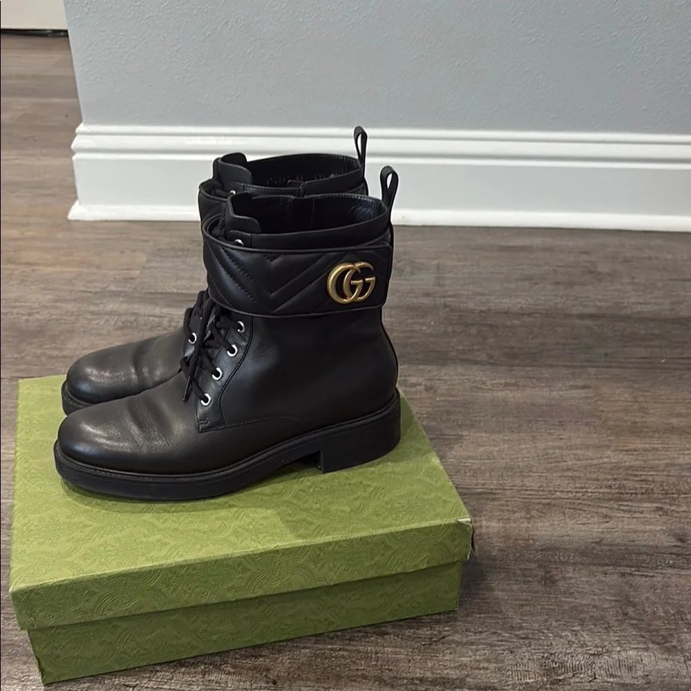 Gucci Black Leather Boots with Gold Emblem - Picture 3 of 7